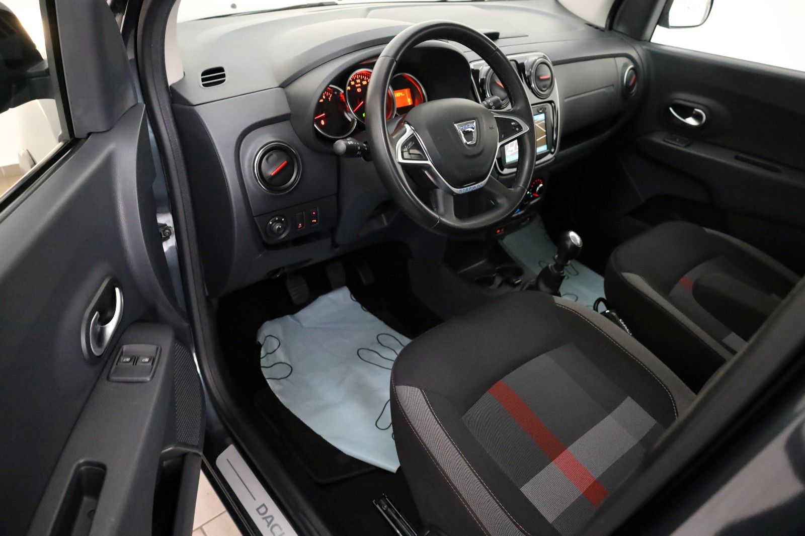 Fahrzeugabbildung Dacia Lodgy Stepway Plus,Navi,SH,Kamera,AHK, 7 Sitzer