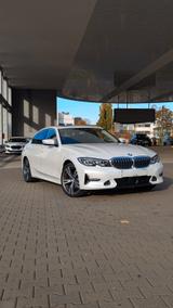 BMW 320i xDrive Luxury Line Aut. 8-fach bereift  - BMW 320 von privat