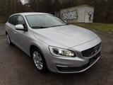 Volvo V60 Linje Business D3 150PS, Leder, Cam, 1.Hand - silberne Volvo V60