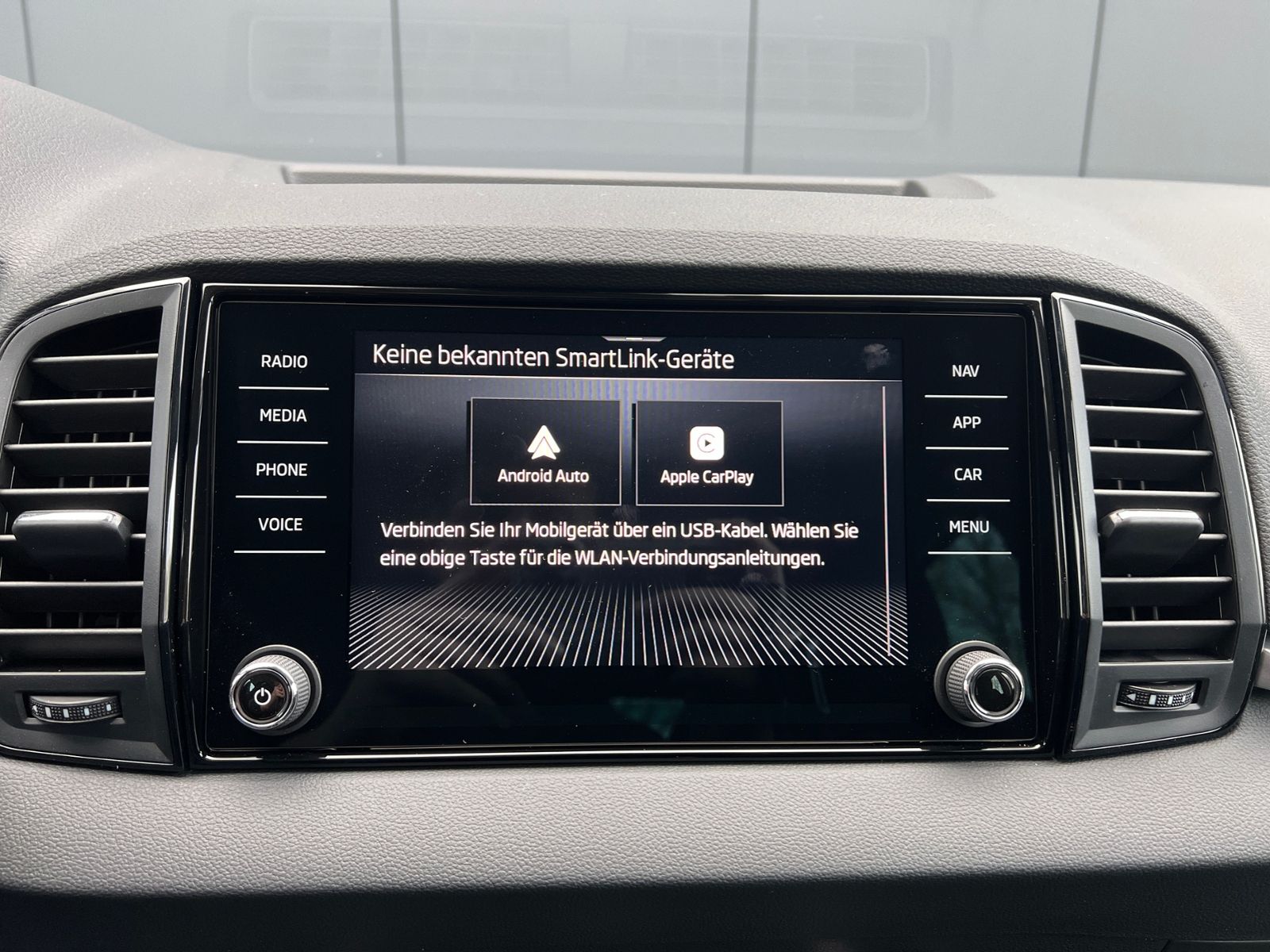 Fahrzeugabbildung SKODA Karoq Selection 1.5 TSI DSG *AHK, LED, ACC, 18"L