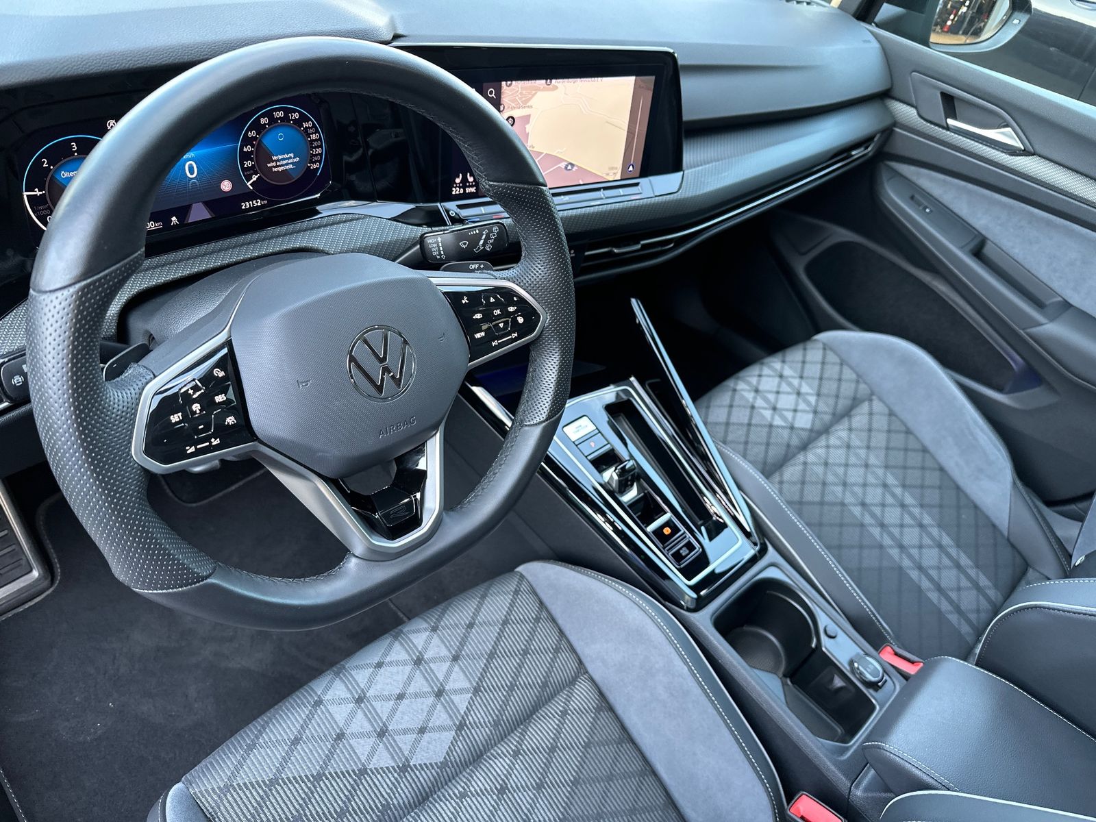 Fahrzeugabbildung Volkswagen Golf Variant R-Line NAV+IQ-LIGHT+ACC+PANO+