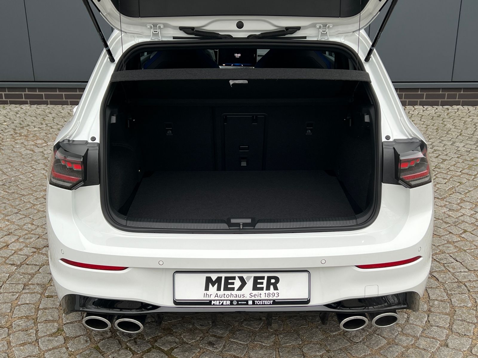 Fahrzeugabbildung Volkswagen Golf VIII R 2.0 TSI DSG 4MOTION *IQ.Light, Black