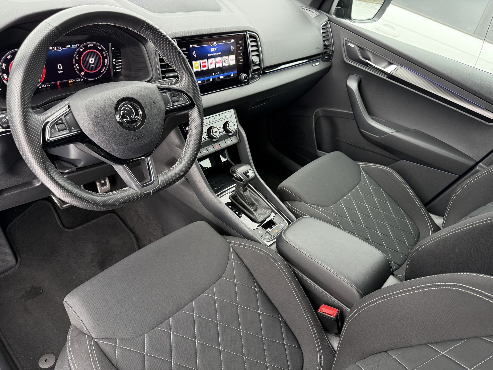Fahrzeugabbildung SKODA Karoq 1.5 TSI DSG Sportline NAV+LED+V-COCKPIT+PP