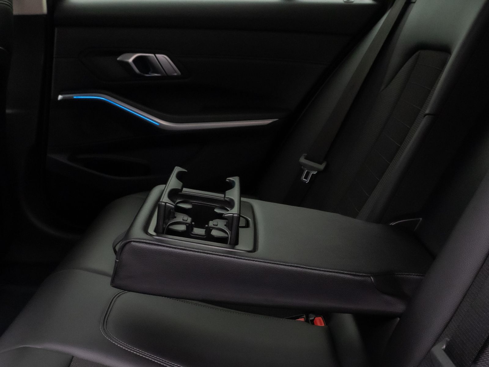 Fahrzeugabbildung BMW 330e xD Sport Line Kamera Laser HUD DAB HiFi AHK