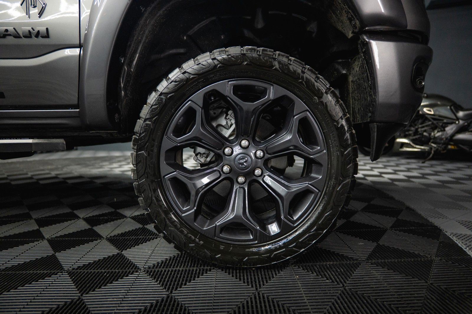 Fahrzeugabbildung Dodge RAM 5.7 V8 HEMI 4x4 ROCKY RIDGE OFFROAD Pano 19%