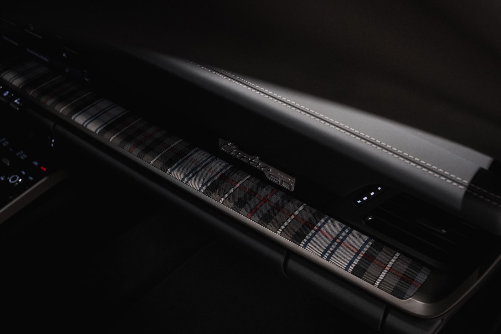 Fahrzeugabbildung Porsche 992/911 Turbo 50 Jahre Heritage-Nachtsicht-Inno