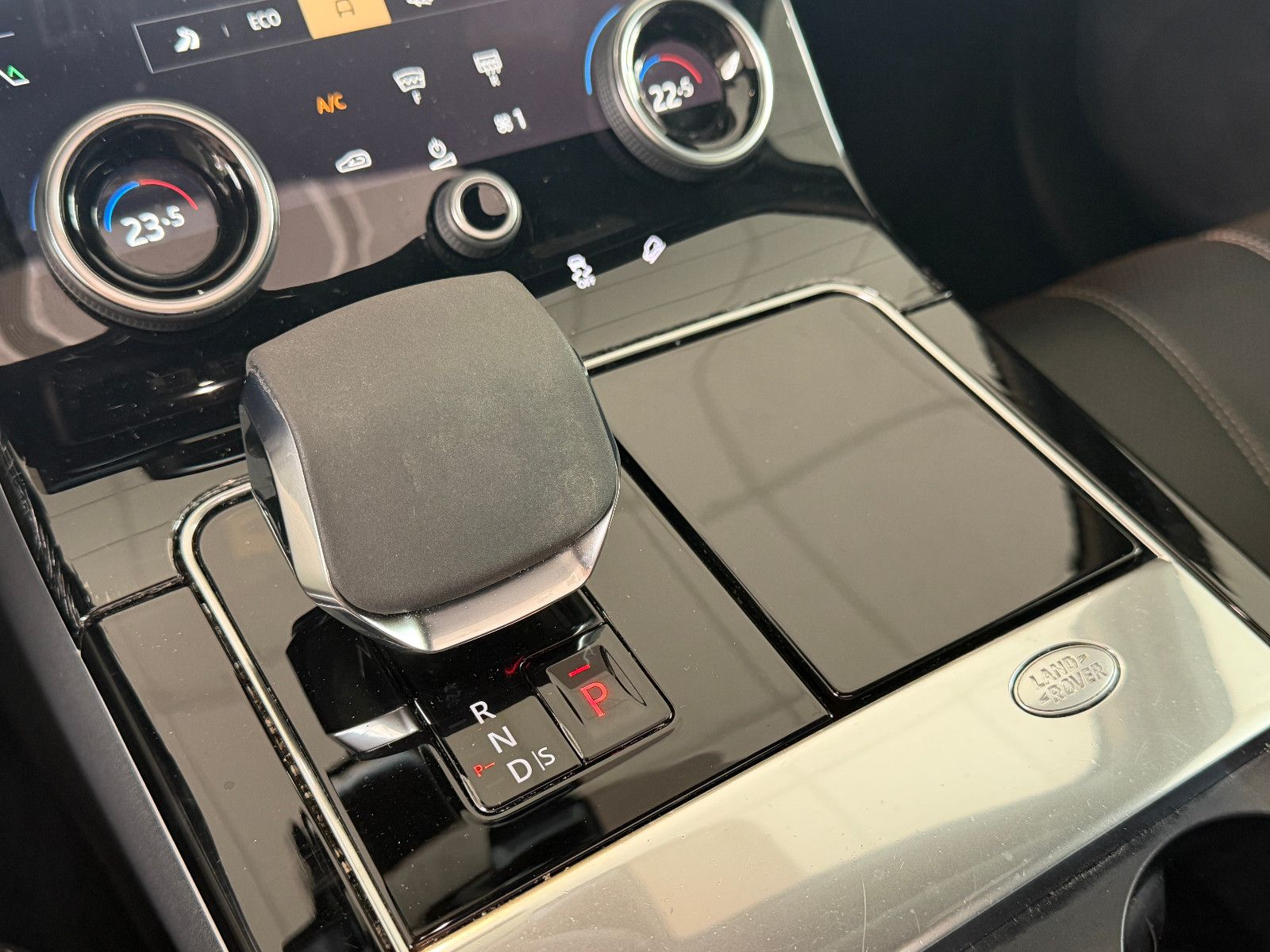 Fahrzeugabbildung Land Rover Range Rover Velar/R-DYNAMIC/PANO/HEAD-UP/ACC