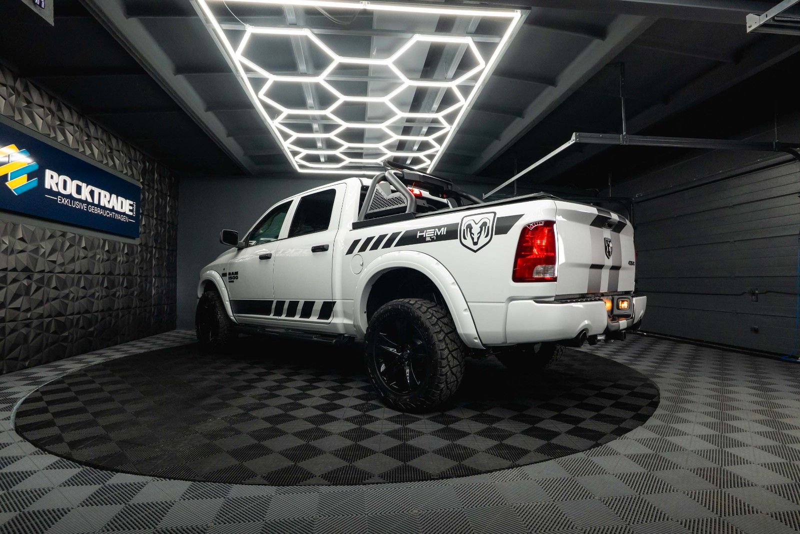 Fahrzeugabbildung Dodge RAM 5.7 V8 HEMI 4x4 OFFROAD Night-Paket *LED*19%