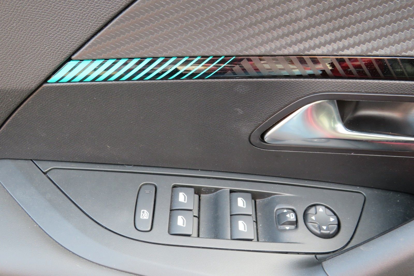 Fahrzeugabbildung Peugeot 2008 e- ALLURE NAVI GRA APP-CON SITZH. PDC 1.HD