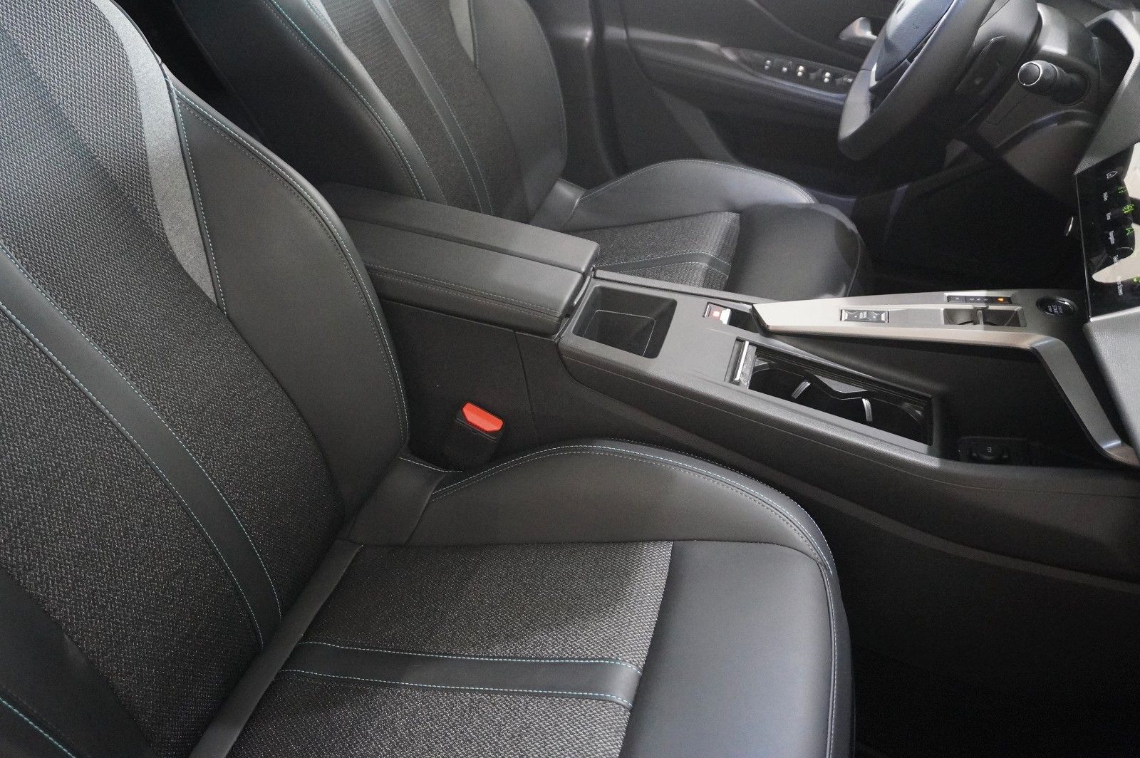 Fahrzeugabbildung Peugeot 308 SW 1.5D ALLURE NAVI/LED/360°/SPORT/SH/VIRT.