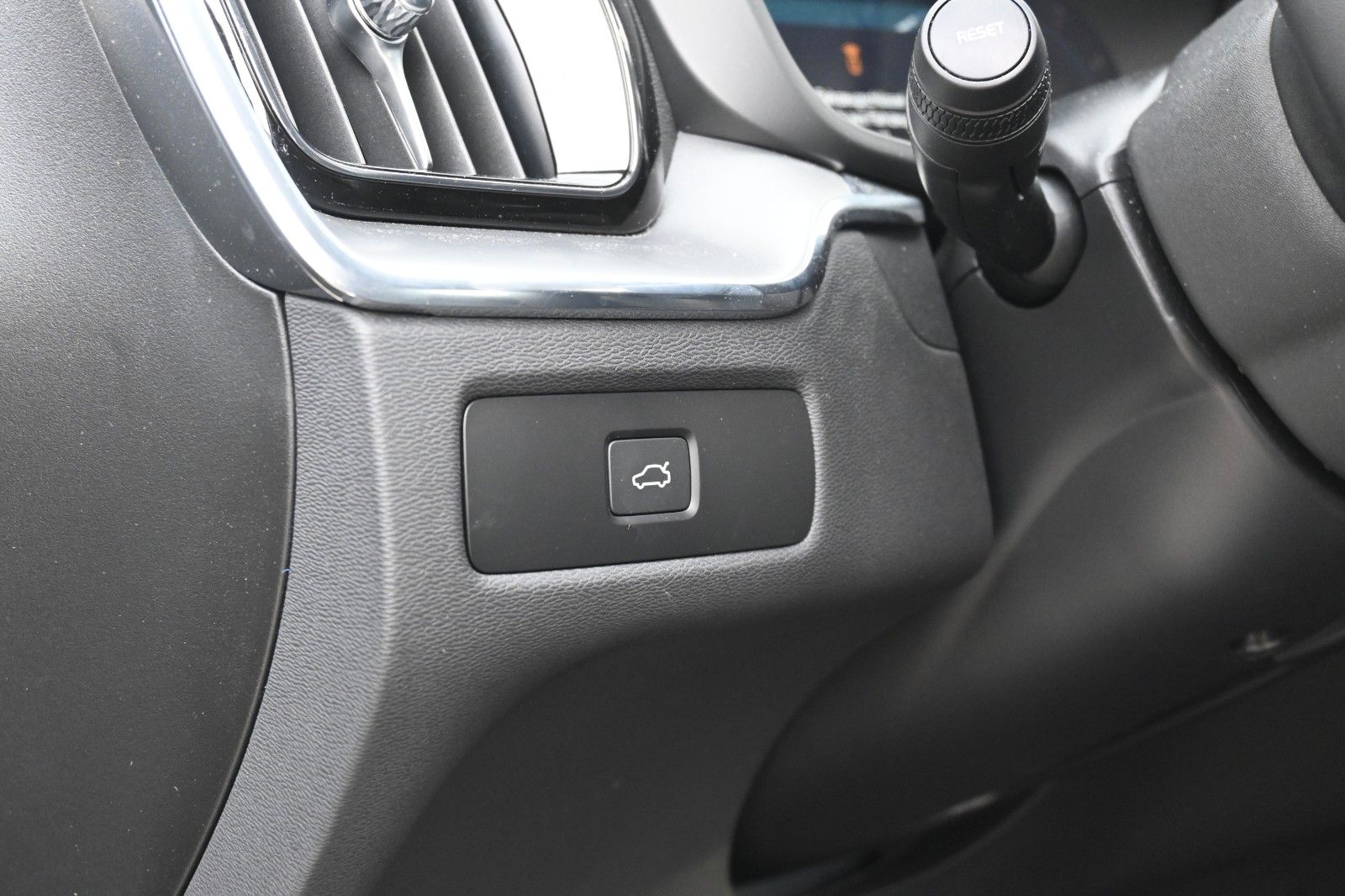 Fahrzeugabbildung Volvo XC60 B4D FWD Core*RFK*Qi*el.Heckkl*GoogleMaps