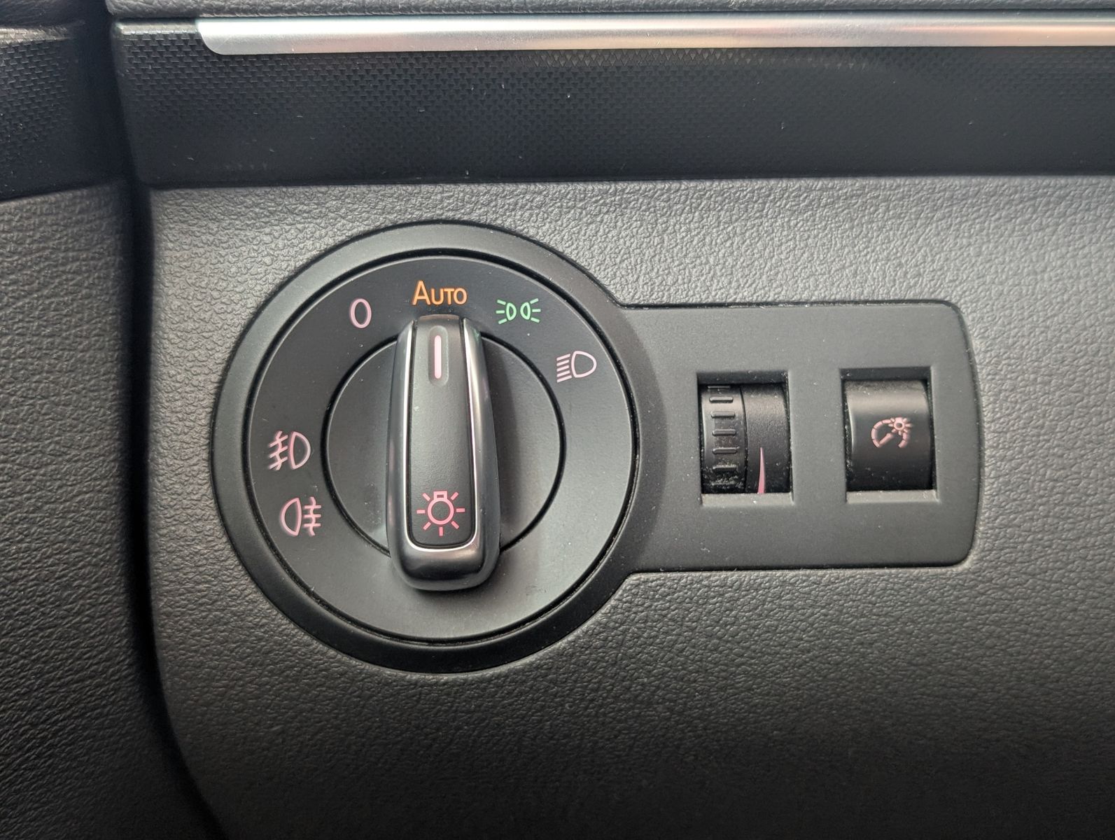 Fahrzeugabbildung Volkswagen Touran 2.0 TDI Highline PANO AHK PDC APP XENON