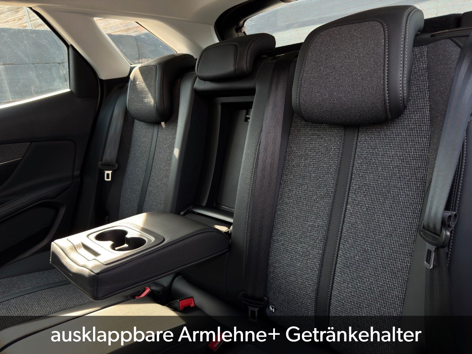 Fahrzeugabbildung Peugeot 3008 PureTech 180 Allure Tempomat PDC CarPlay