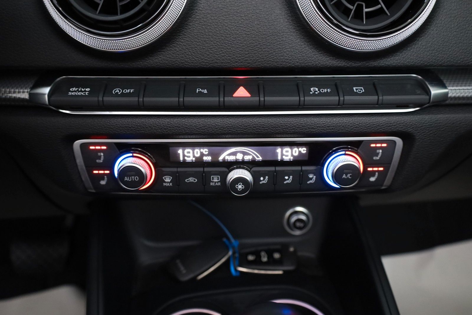 Fahrzeugabbildung Audi A3 35TFSI design Leder,Navi,LED,SH,Massage,SR+WR