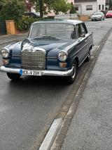 Mercedes-Benz 200 - Mercedes-Benz 200 Oldtimer mit Benzin-Antrieb