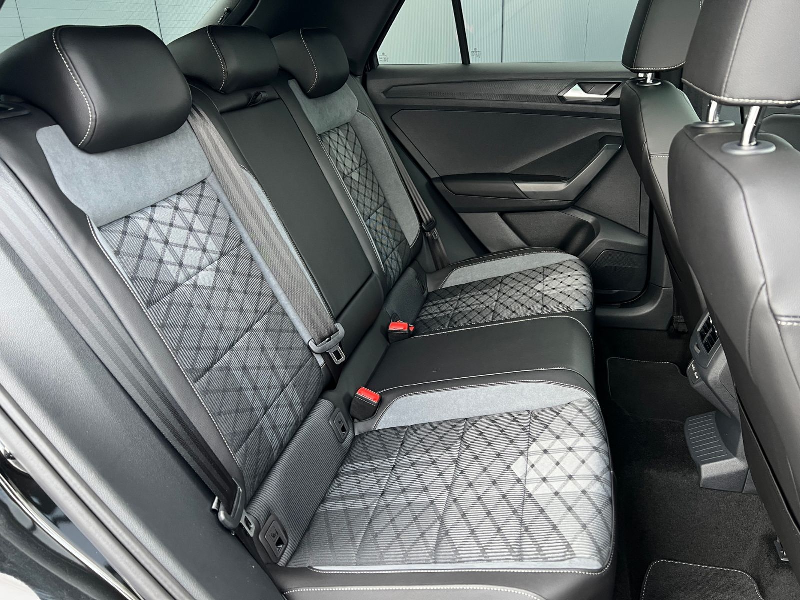 Fahrzeugabbildung Volkswagen T-Roc R-Line 1.5 TSI DSG *Black Style, AHK, Pano