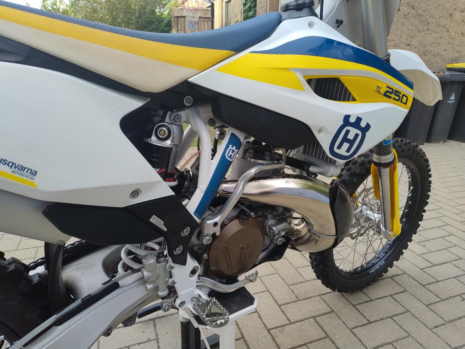 Husqvarna  2015 — вигляд ззаду