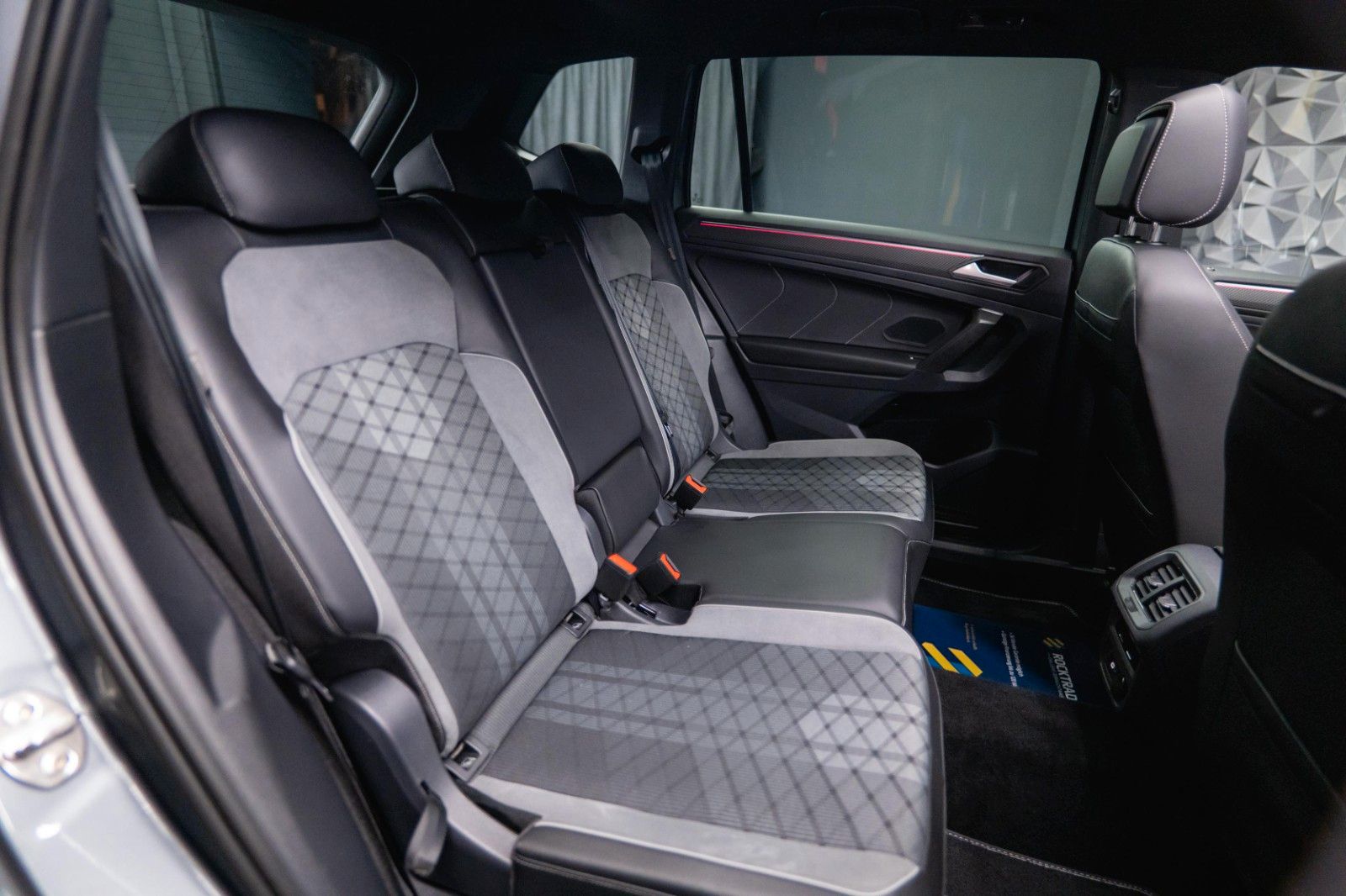 Fahrzeugabbildung Volkswagen Tiguan Allspace R-Line 4Motion HUD | PANO | ACC