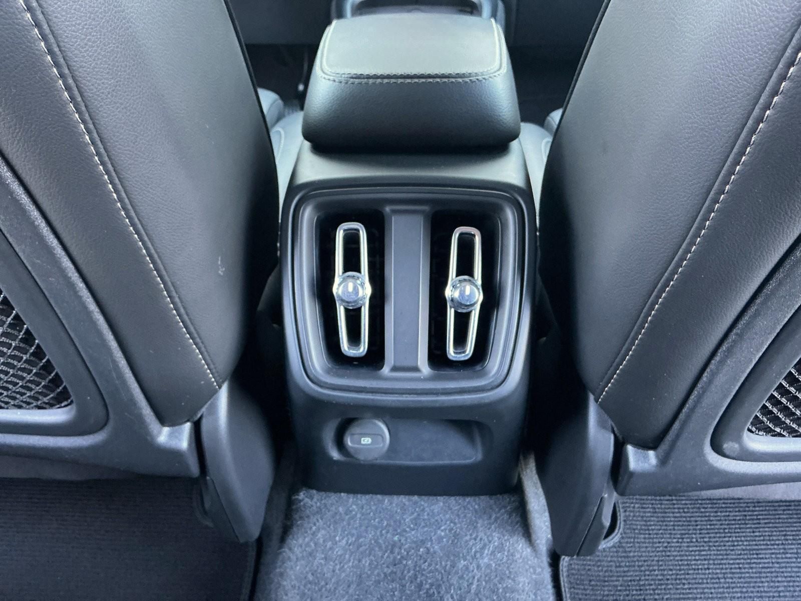Volvo XC40 B3 DKG Dark LED PANO H&K Apple&Andro RFK foto 20