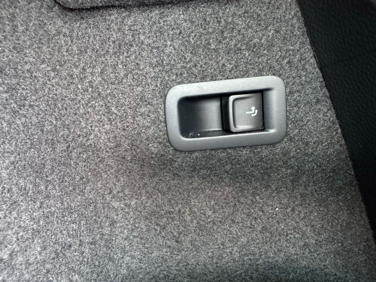 Fahrzeugabbildung SKODA Karoq Sportline 1.5TSI DSG*RFK*SideAss*AHK*eHeck