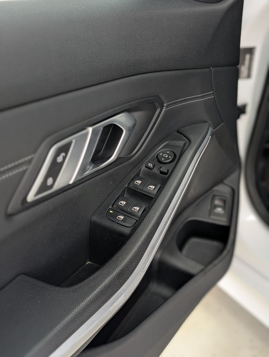Fahrzeugabbildung BMW 320 d Sport Line LED TEMP SHZ PDC NAVI APP