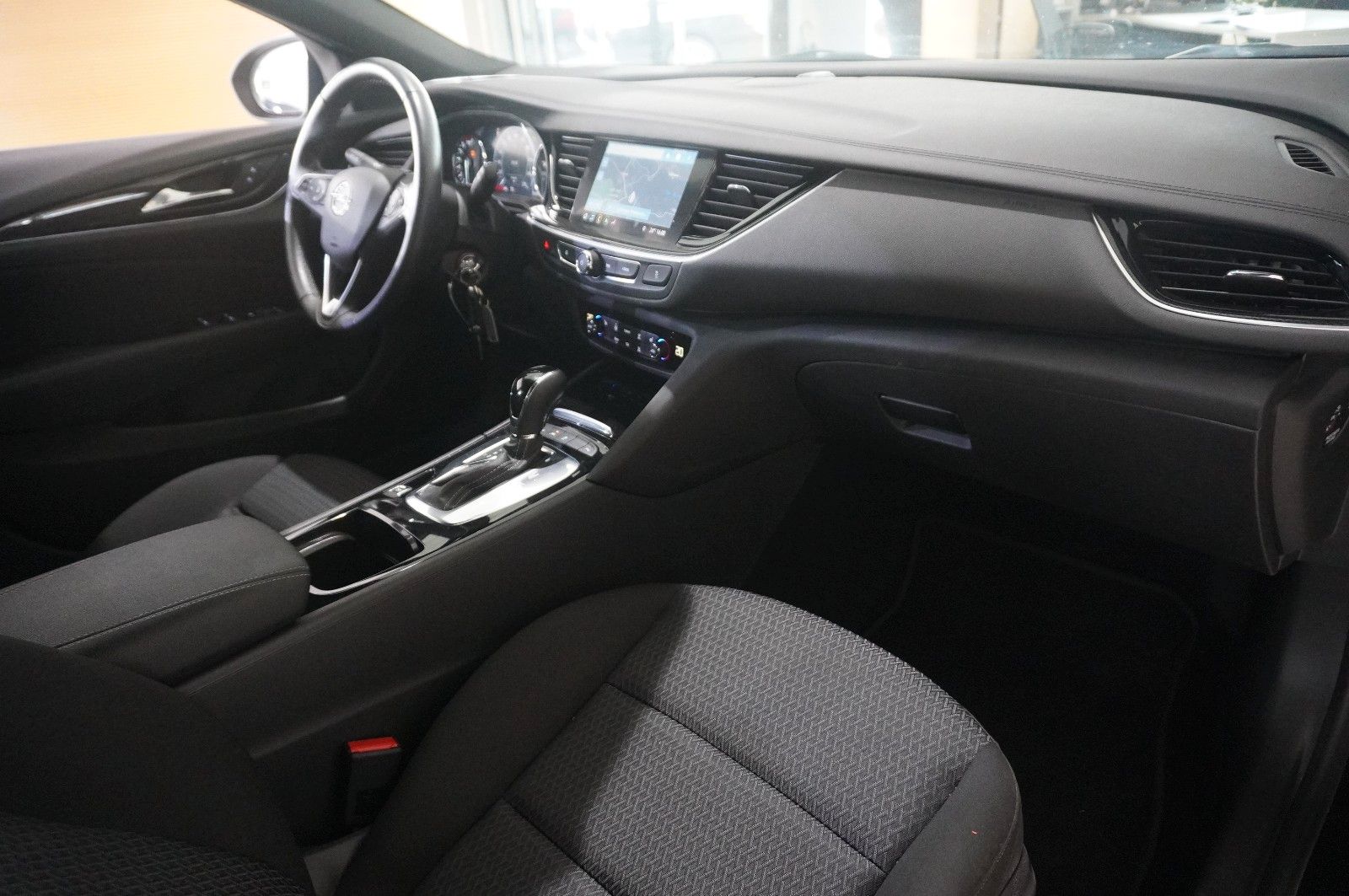 Fahrzeugabbildung Opel Insignia B ST 2.0T ELEGANCE NAVI/LED/VIRT./DAB+