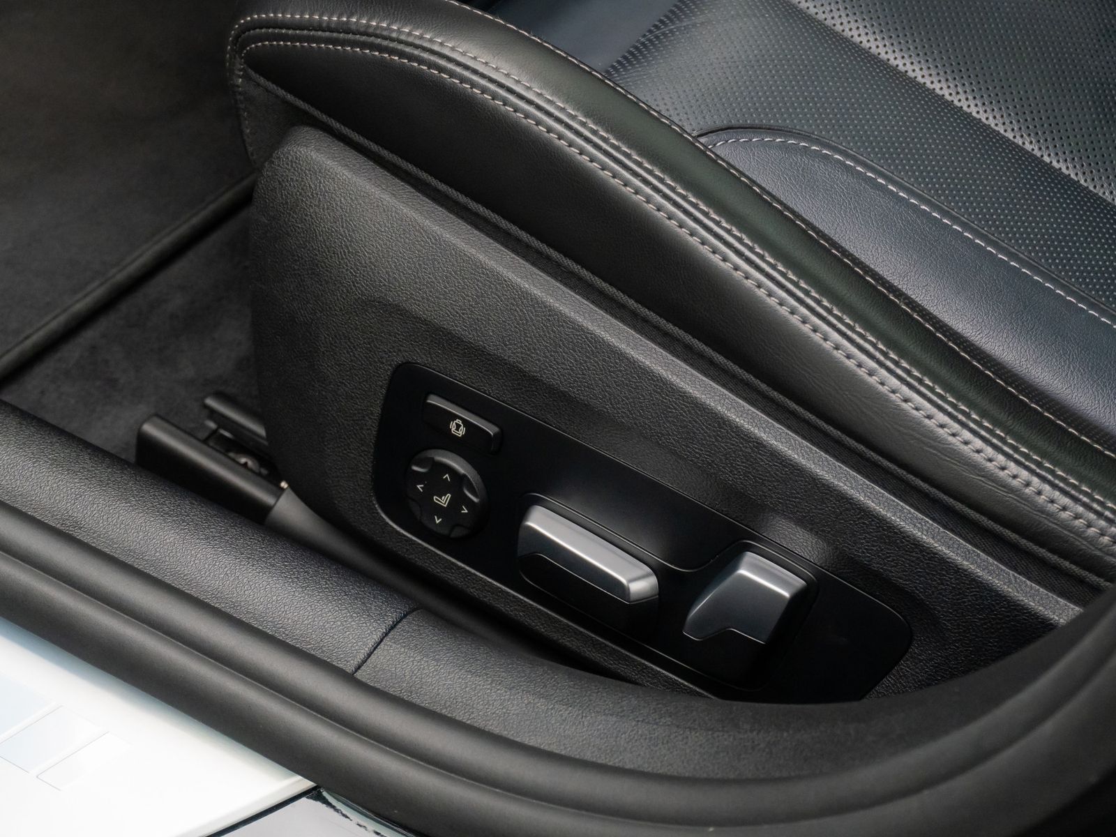 Fahrzeugabbildung BMW M850i xD GC 360° Laser SoftCl DisplKey Belüftung