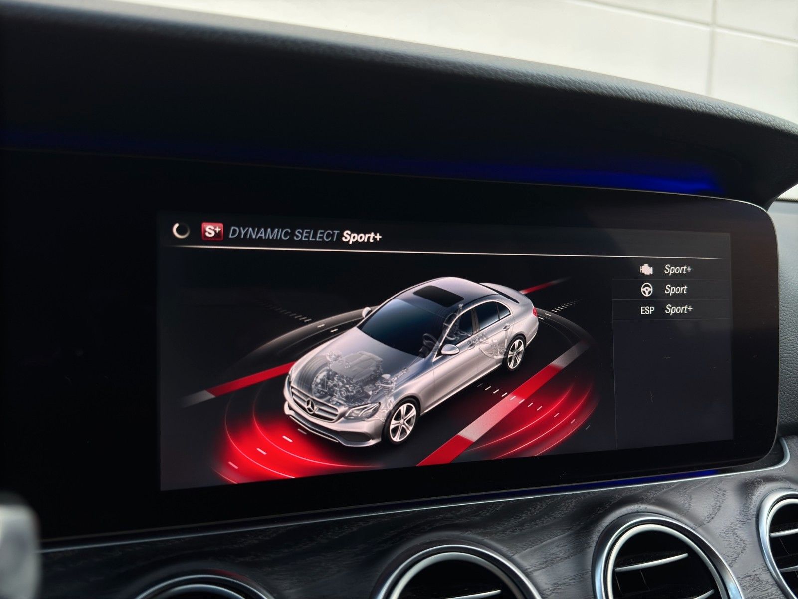 Fahrzeugabbildung Mercedes-Benz E 220d Lim. Pano/Widescreen/Kamera/MBeam