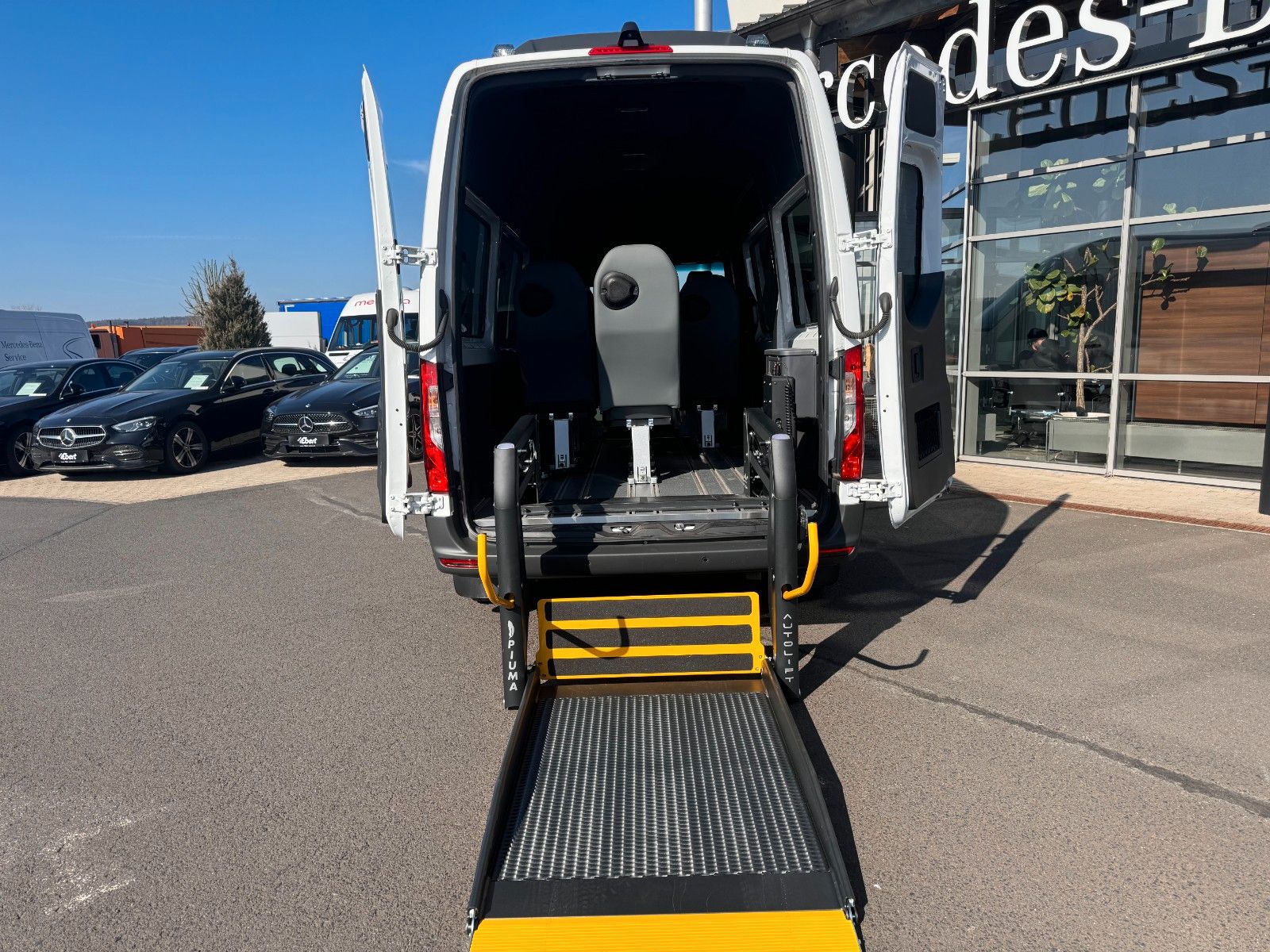 Fahrzeugabbildung Mercedes-Benz Sprinter 317 CDI Rollstuhl/Behinderten Lift