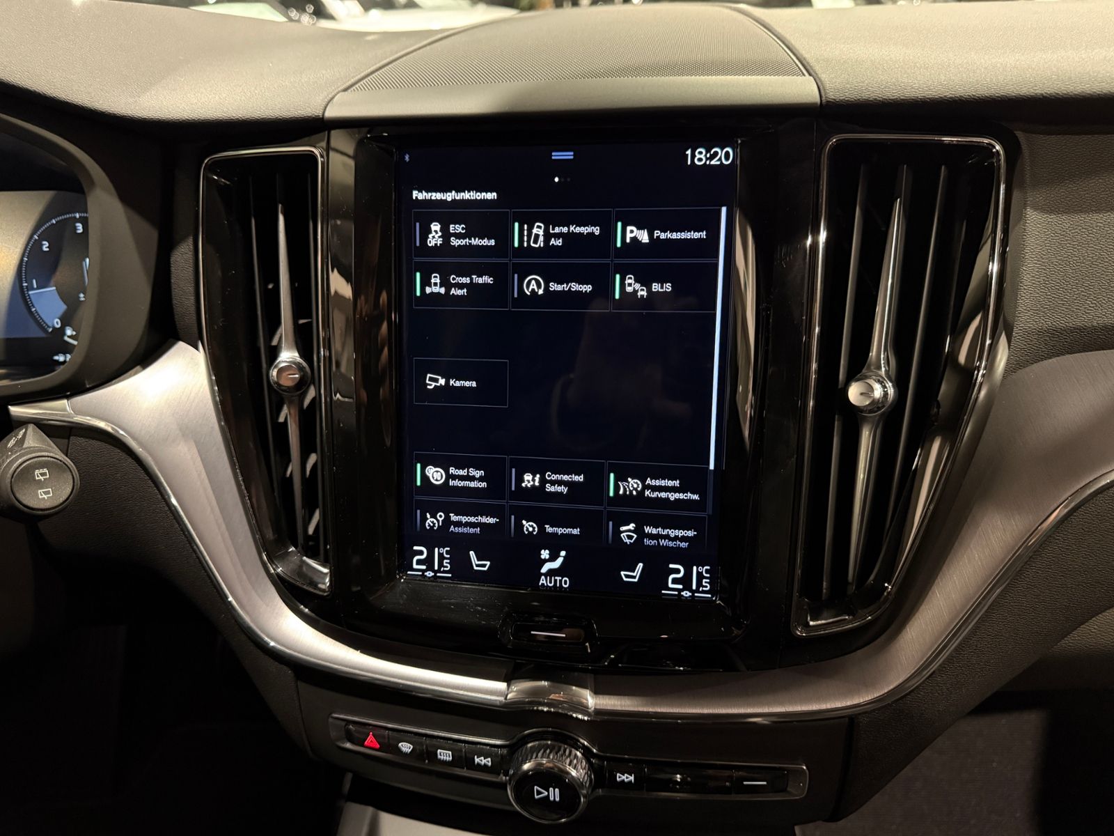 Fahrzeugabbildung Volvo XC60 Momentum Pro 2WD LED NAV DAB RFK SHZ ALU