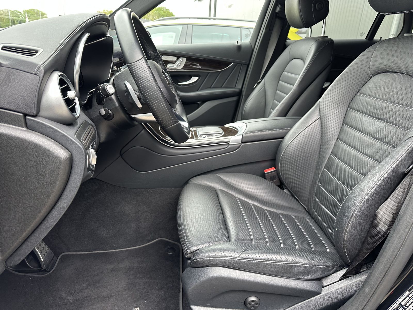 Fahrzeugabbildung Mercedes-Benz GLC 300e 4MATIC AMG Line NAV+HUD+LED+ACC+19ZO+PP