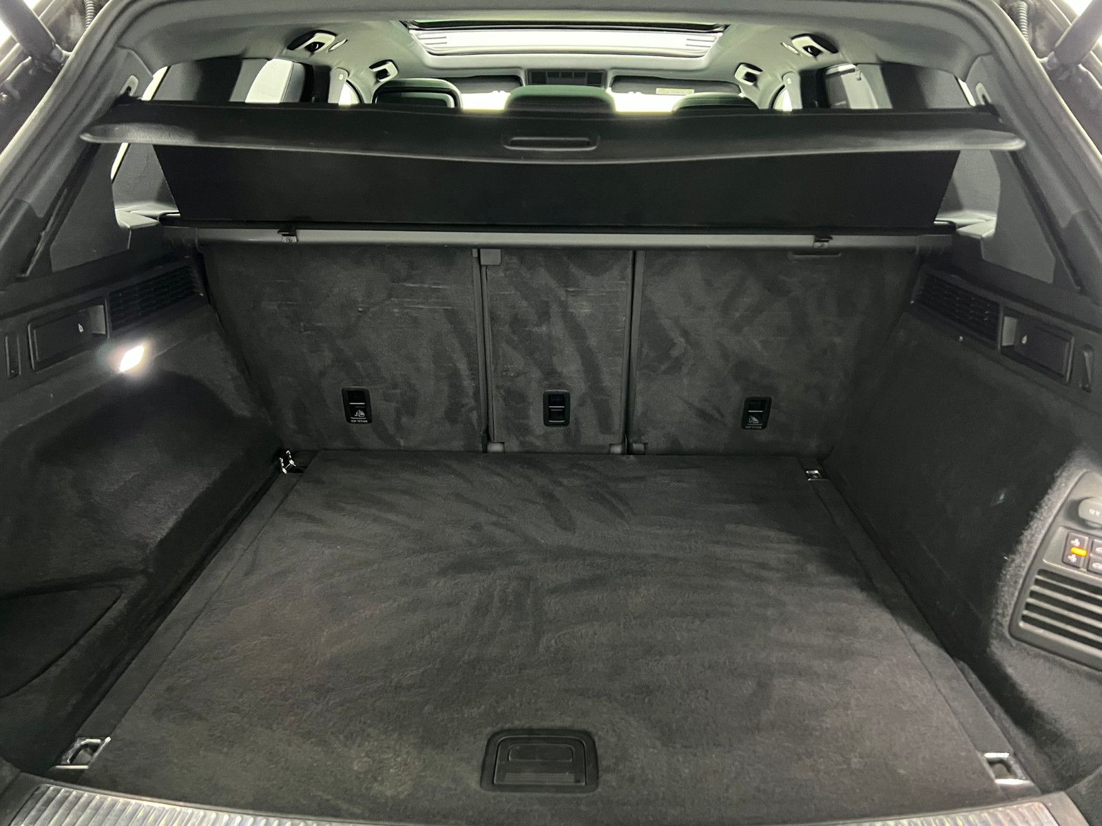 Fahrzeugabbildung Volkswagen Touareg R-LINE 4Motion/MASSAGE/ACC/AHK/INNOVIS.