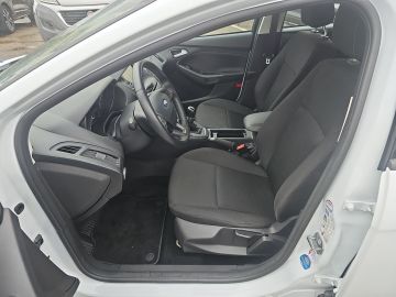 Bild 9 Ford Focus Turnier Business Navi Ambientebeleuchtung