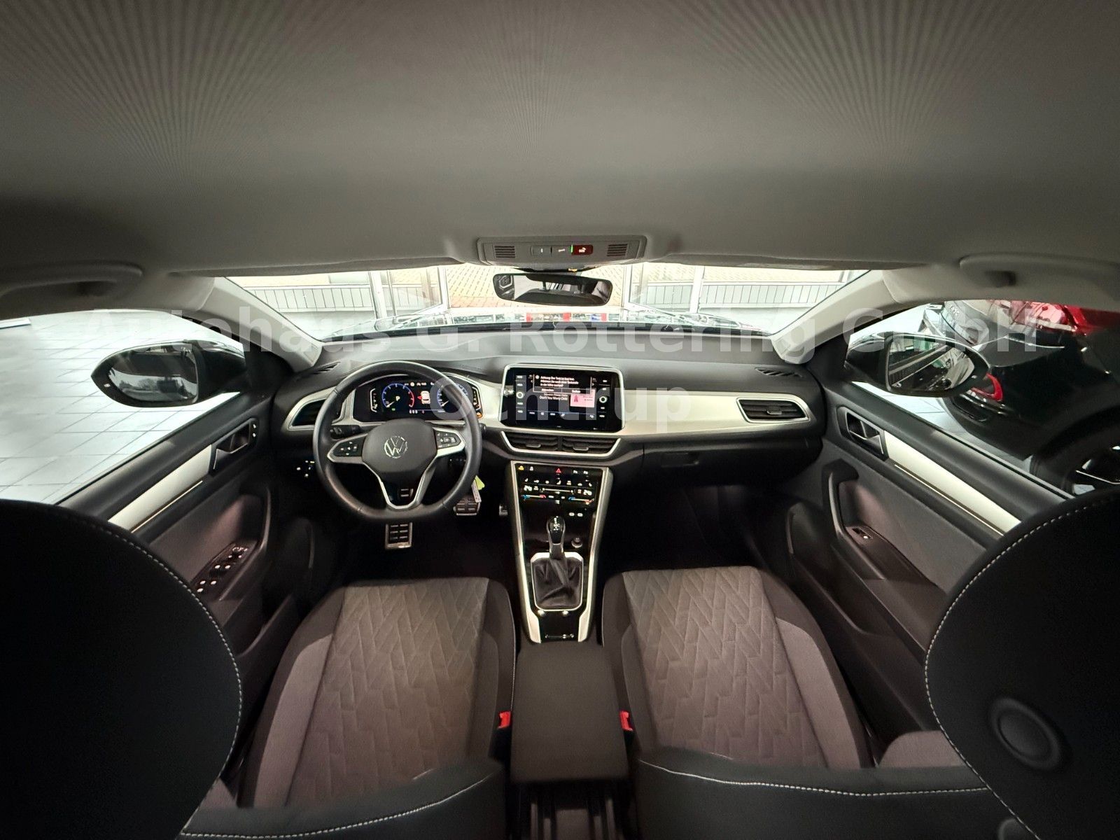 Fahrzeugabbildung Volkswagen T-Roc Move 1.5 TSI DSG LED+NAV+PDC+APP+SHZ+KAM