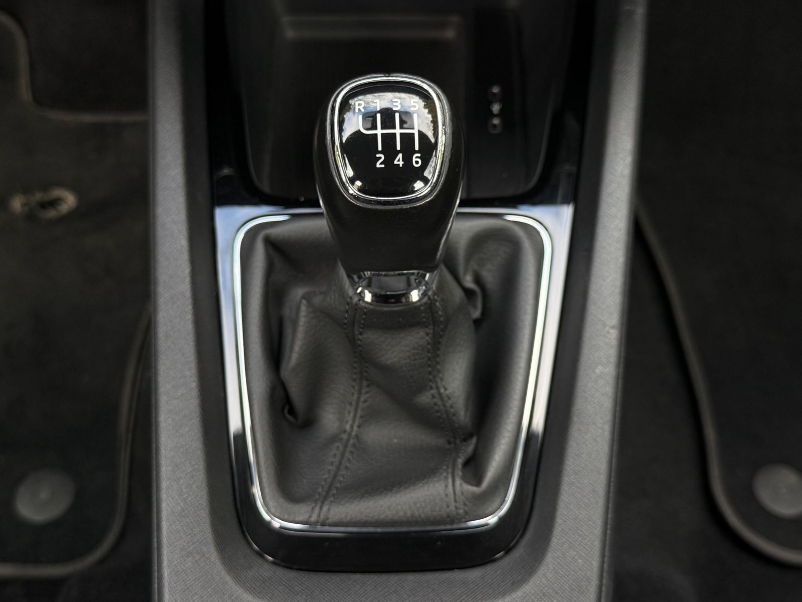 Fahrzeugabbildung SKODA Octavia 2.0 TDI Ambition LED+SHZ+AHK+CARPLAY+DAB