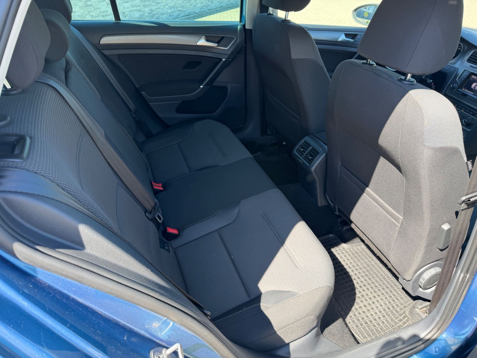 Fahrzeugabbildung Volkswagen Golf VII Lim. Comfortline|Navi|Shz|PDC|2.Hand