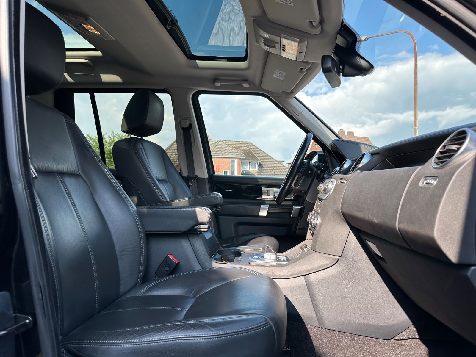 Fahrzeugabbildung Land Rover Discovery 4 3.0 SDV6 Landmark AHK/Leder/Meridian