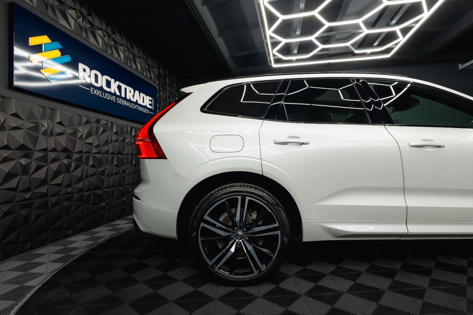 Fahrzeugabbildung Volvo XC60 R Design AWD | ACC | Pano | B&W | LED | 21`