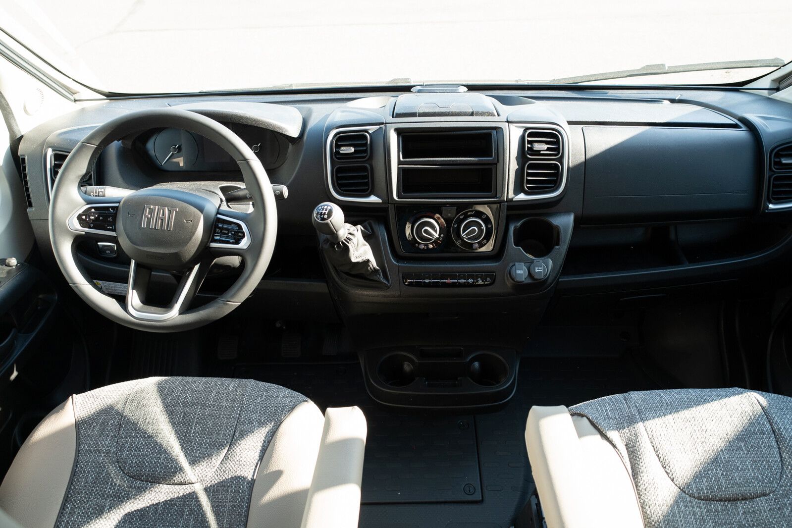 Fahrzeugabbildung Dethleffs Globetrail 540 DR Fiat Rahmenfenster, Markise