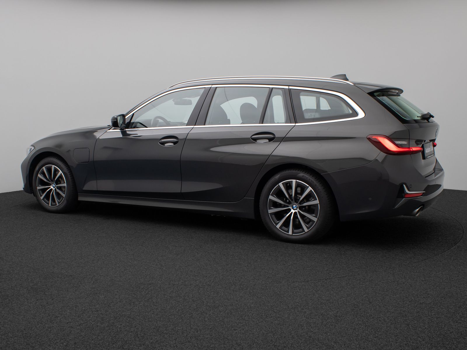 Fahrzeugabbildung BMW 330e Luxury Line Kamera Pano HUD HiFi Individual
