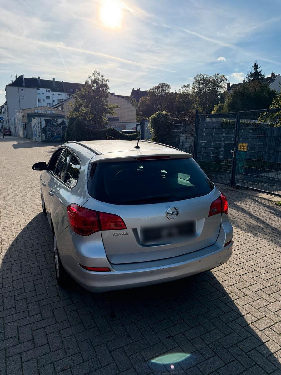 Opel Astra 2011 — салон