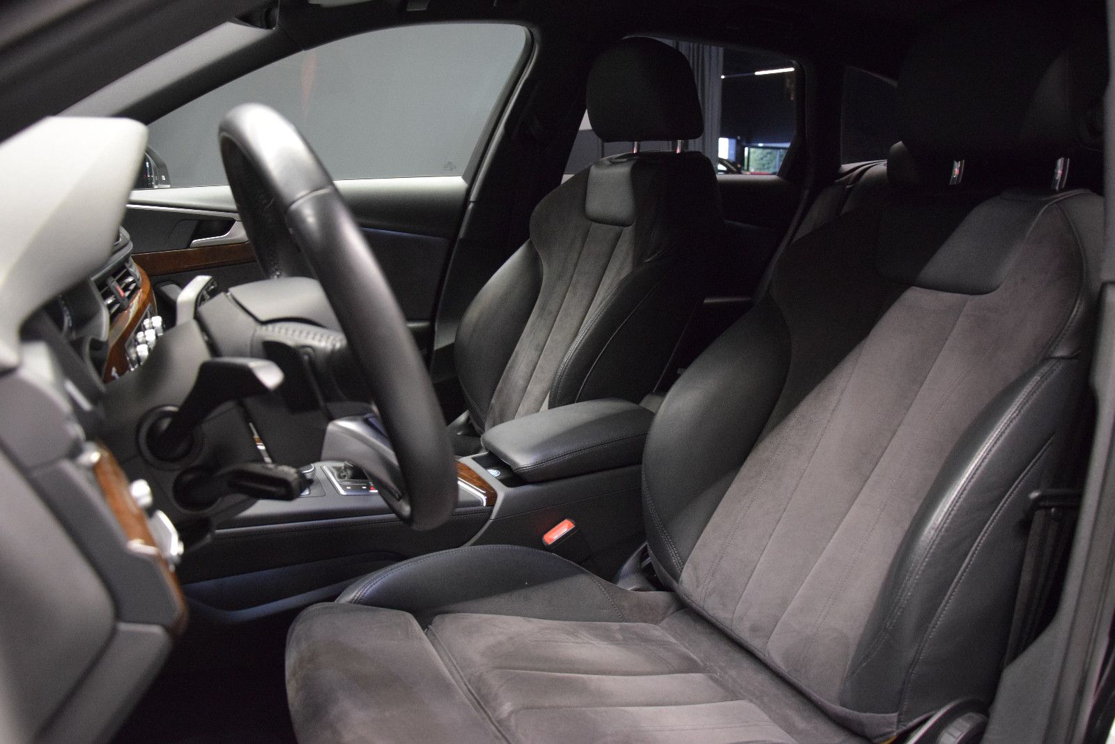 Fahrzeugabbildung Audi A4 Avant design HuD Kamera Bi-Xenon Virtual Temp