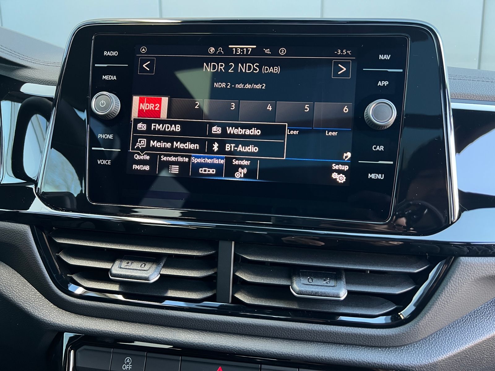 Fahrzeugabbildung Volkswagen T-Roc R-Line 1.5 TSI DSG *AHK, Pano, Black Style