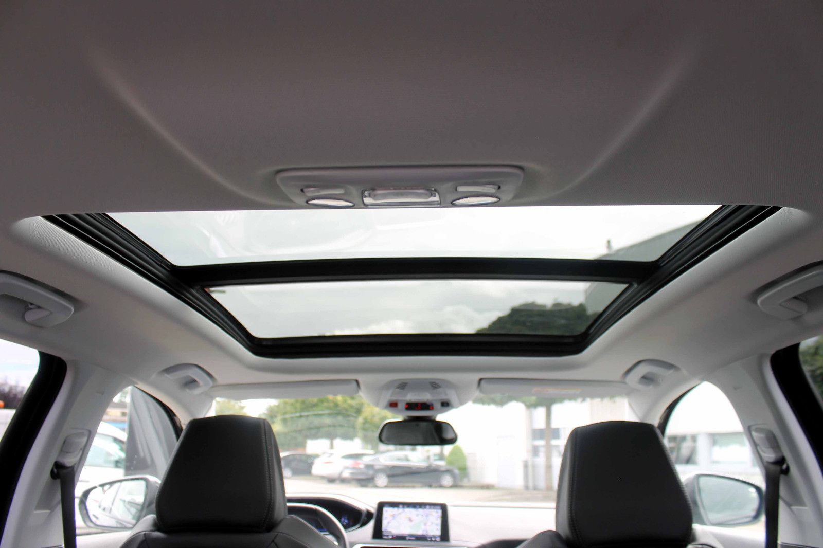 Fahrzeugabbildung Peugeot 3008 PureTech 180 Allure LED ACC 360° PANO SHZ