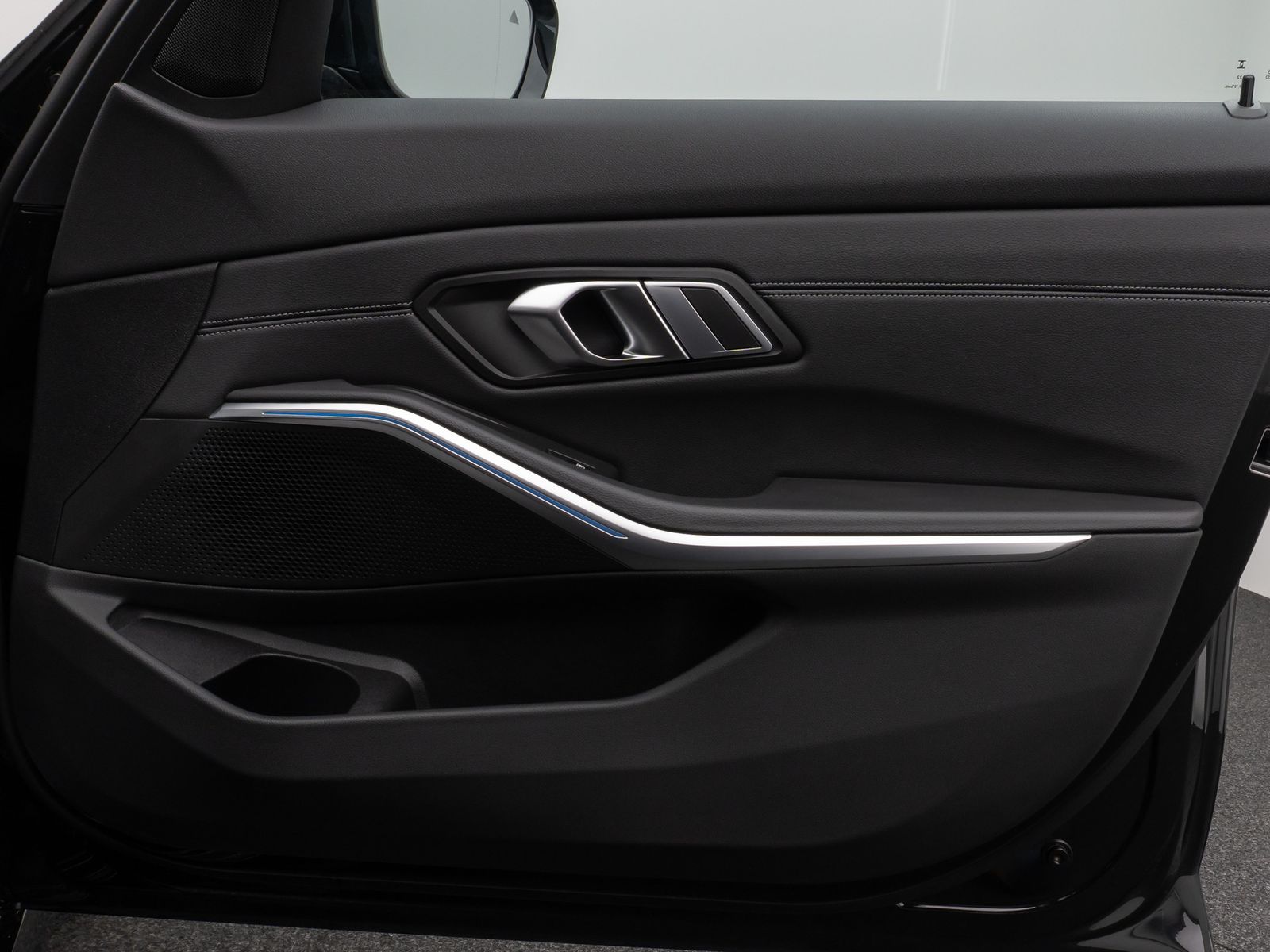 Fahrzeugabbildung BMW 318d Kamera DAB HiFi HUD Leder Komfort Sport LED