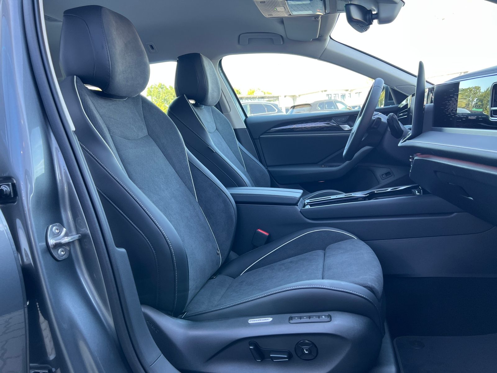Fahrzeugabbildung Volkswagen Passat Variant Elegance 1.5 eTSI DSG *AHK,IQ-Lig