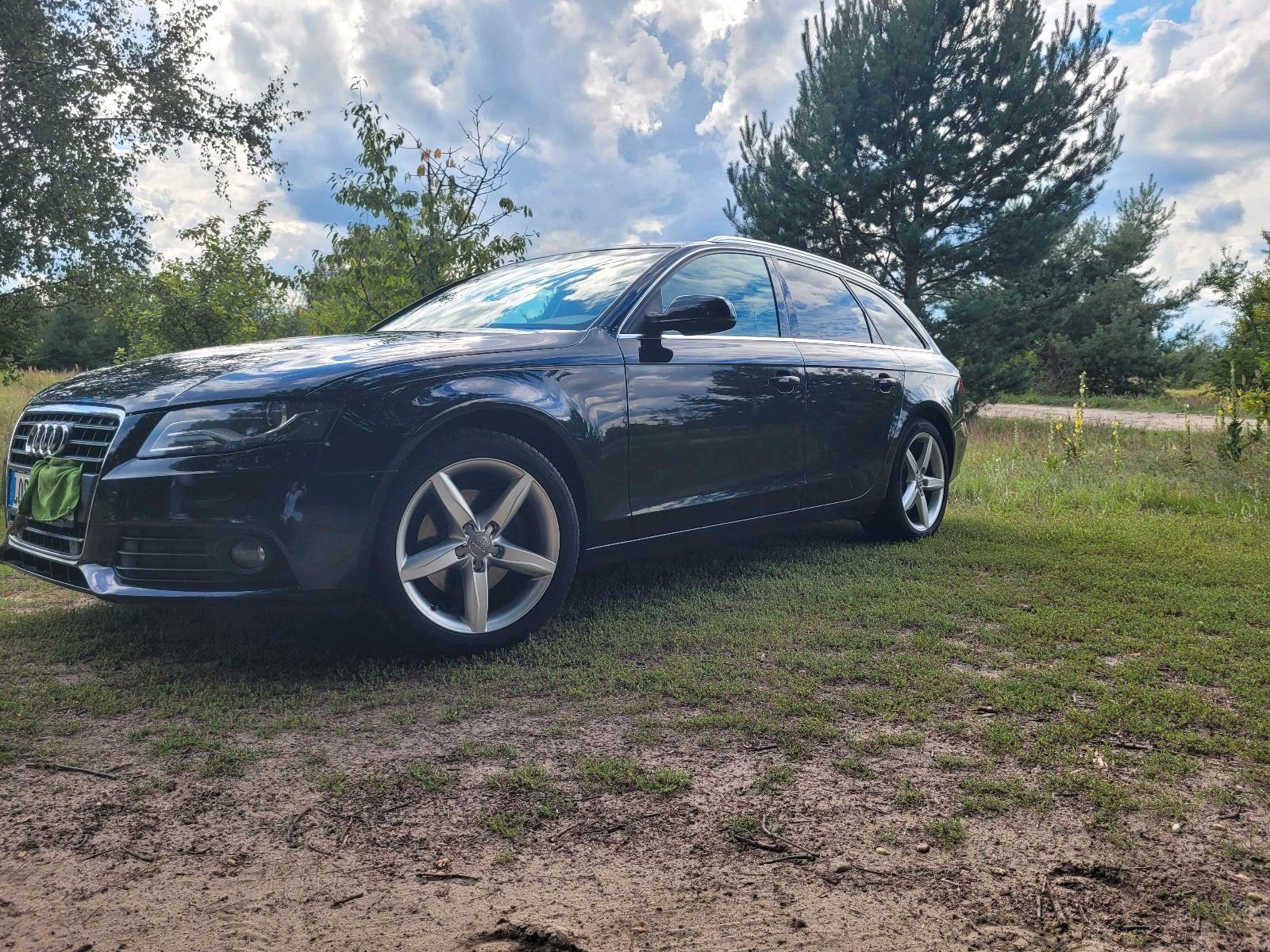 Audi A4 2010 — салон