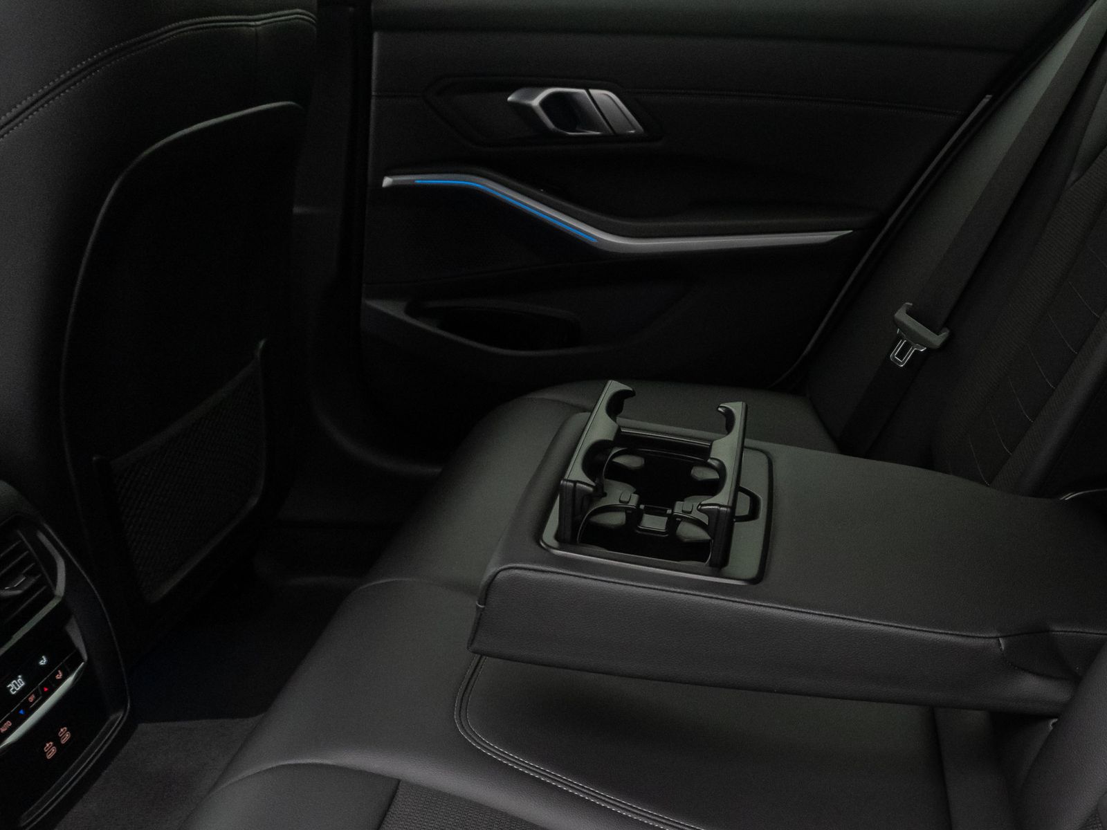 Fahrzeugabbildung BMW 330e Sport Line DAB Kamera Parkassistent Alarm