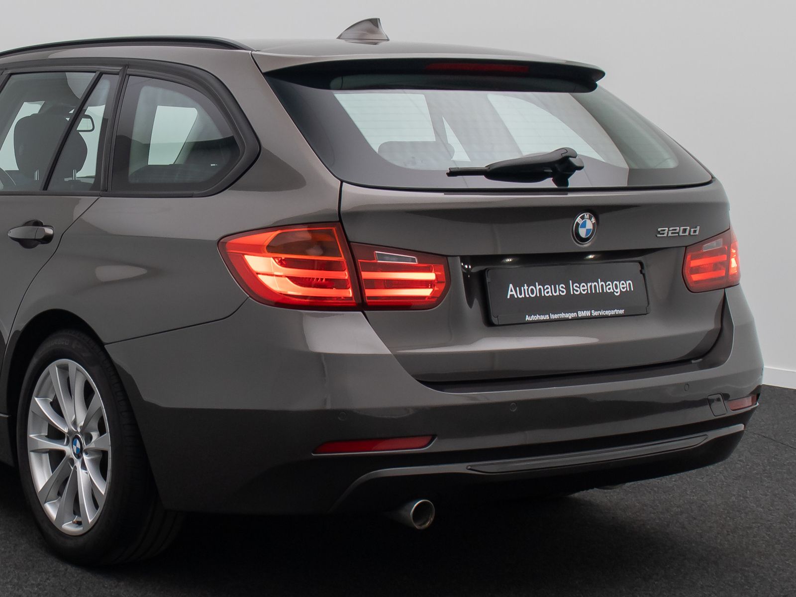 Fahrzeugabbildung BMW 320d GeschwindigReg HUD HiFi Xenon AHK Panorama
