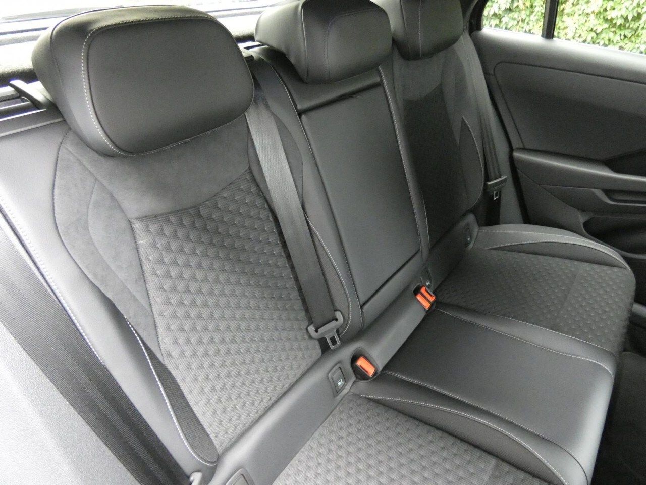Volkswagen T-Roc R-Line T-Roc 1.5 eTSI DSG R-Line LED Navi foto 5
